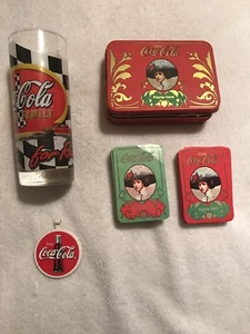 3 vidrios de carreras coleccionables de Coca-Cola; círculo de llavero; lata con 2 barajas de cartas - Imagen 1 de 12