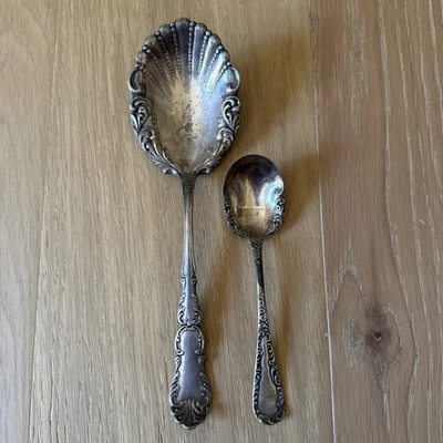 2x 1847 Roger’s Bros festoneada Lg cuchara para servir 8 3/4" y cuchara más pequeña Foto 1 de 4