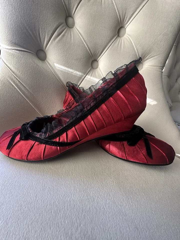 Zapatos cuñas satinadas rojas Foto 1 de 4