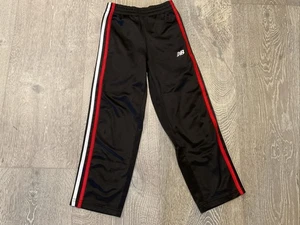 New Balance Kinder Größe 5/6 Jogginghose Sweatpants schwarz mit roten und weißen Streifen - Bild 1 von 7