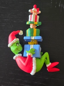 2000 Hallmark Keepsake "Regali per il Grinch" Pop-Up Caratteristica Ornamento Dr. Seuss - Foto 1 di 10