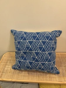 West Elm 20 x 20 Kissenbezug und Einlage geometrischer marineblauer weißer Druck gebraucht, in einwandfreiem Zustand - Bild 1 von 1