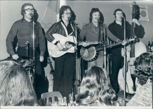 1976 Pressefoto Katholische Volksband The Freemen Performing 70er Jahre Irland - Bild 1 von 2