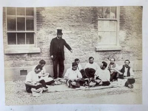 2 fotografías de albúmina de la década de 1860 guardias de granaderos cuartel Beggarbush Dublín Irlanda - Imagen 1 de 3