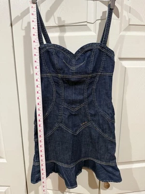 Mini vestido jeans feminino BEBE sem mangas azul escuro tamanho XS fofo - Imagem 1 de 3