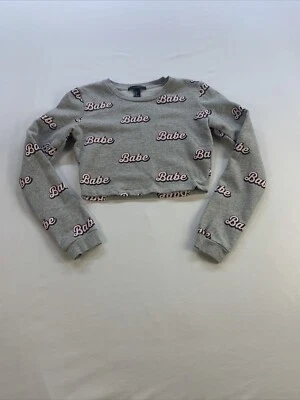 FOREVER 21 Women's Size S Gray “Babe” Pullover Cropped Long Sleeve Sweatshirt - Imagem 1 de 4