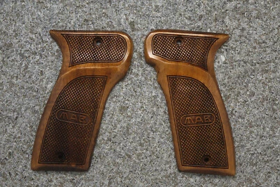 JUEGO DE EMPUÑADURAS DE NOGAL DISEÑO PERSONALIZADO MAB Modelo D 7,65 mm - .32 ACP "A CUADROS" Foto 1 de 2