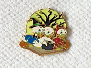 Disney Pin/Badge: Huey Louie & Dewie~Halloween~Glow In The Dark~Pre-owned~Freepp - Picture 1 of 3
