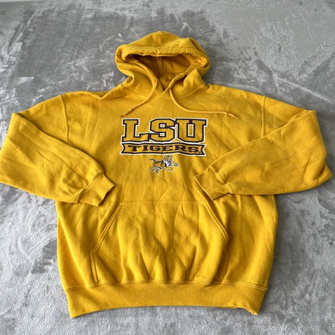 LSU Tigers Pullover Hoodie Graphic Spell out Logo Men Large Yellow Gildan Tag Cover