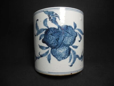 Olla de cepillo china período Qing azul y blanco con patrón de 7 melocotones Foto 1 de 4