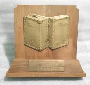 Milton Berle Trouper Award 1966 - Imagen 1 de 12