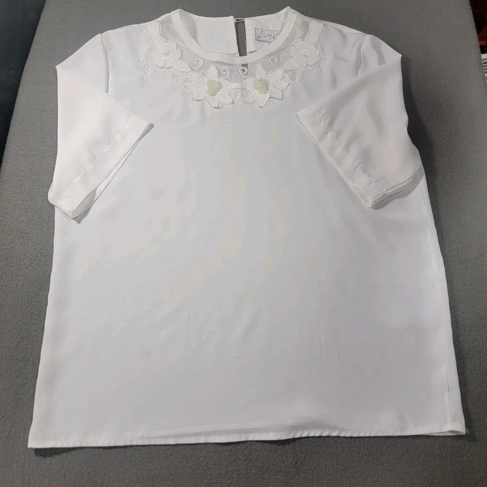 Blusa para mujer Kathy Che blanca hecha en EE. UU. Pullover imitación perlas adornos 12 Foto 1 de 4