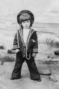 Hermosa chica marinera posa con espada reimpresión profesional de laboratorio fotográfico - Imagen 1 de 1