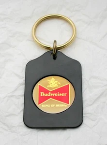 Vintage Budweiser King of Beers Brauerei Metall Logo Schlüsselanhänger FOB 1970er Jahre Neu aus altem Lagerbestand Neu - Bild 1 von 4