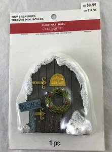 Tiny Treasures Mini Nordpol Feentür mit Weihnachtskranz & Schnee 4" hoch - Bild 1 von 3