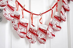 ❀ Adventskalender Socken Rot Weiß Skandinavisch 2m Beutel Schweden Design 244B - Bild 1 von 8