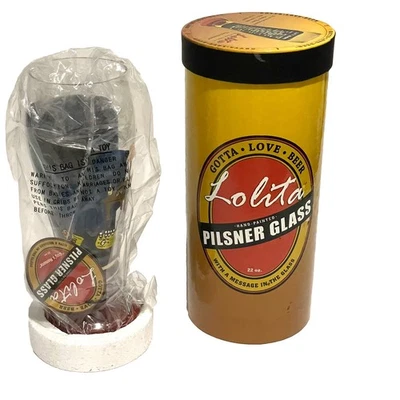 Cerveza Lolita Gotta Love pintada a mano 22 oz. Mando a distancia para hombre Pilsner Glass nuevo en caja Foto 1 de 4