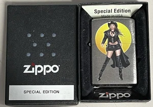 ZIPPO 2022 SEXY HALLOWEEN PINUP CHICA CROMO CEPILLADO ENCENDEDOR SIN ENCENDER EN CAJA d612 - Imagen 1 de 6