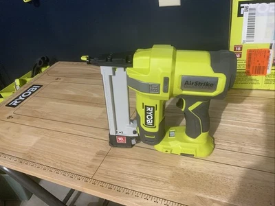 Grampeador de coroa estreita sem fio RYOBI 18V P361 AirStrike calibre 18 - Somente ferramenta - Imagem 1 de 4