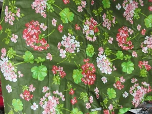 ""LARGE GERANIUMS ON OLIVE GREEN BACKGROUND"" - VINTAGE ESTATE FABRIC - 4 7/8 YD - Picture 1 of 2