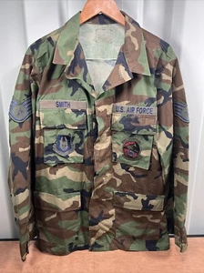 USAF Fuerza Aérea BDU Abrigo Camuflado Chaqueta Militar SSGT AFRC Airlift Sq Insignia Talla 46L - Imagen 1 de 8