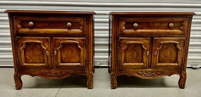 Juego de mesita de noche provincial francesa Drexel Heritage Cabernet Classics Foto 1 de 4