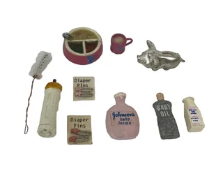 Lote de accesorios de guardería vintage de miniaturas para casa de muñecas - rosa - alcancía - Imagen 1 de 3