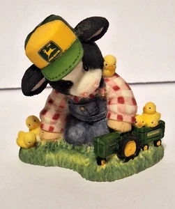 Figura Enesco Toro Joven con Sombrero John Deere, Tractor de Juguete, Pollitos/Carro con Caja - Imagen 1 de 6