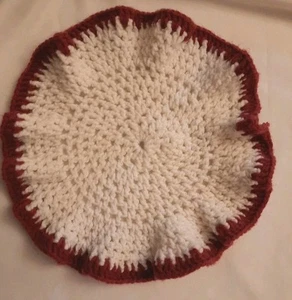Centrino tondo 11" vintage all'uncinetto a mano, bianco con orlo bordeaux volant - Foto 1 di 4