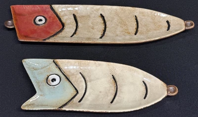 Plato para servir señuelos de pesca de cerámica de gres pintado a mano Foto 1 de 4