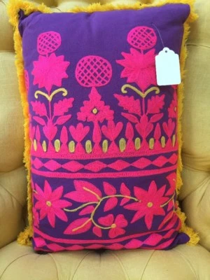 Almohada con flecos florales bordados estilo mexicano vintage BOHO Anthro $75 Foto 1 de 4