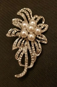 Clear Rhinestone Flower With Pearlized Beads Silver Tone Brooch M8 - Picture 1 of 4