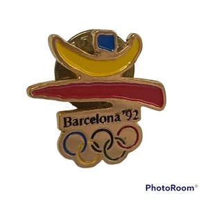 VTG 1992 Barcelona Olympic 3/4" Trading Pin Summer Games Logo Gold Yellow Red - Bild 1 von 3