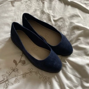 Clarks Navy Suede Slip On Shoe Size 5 - Picture 1 of 7