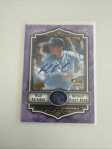 AUTO'D KILA KA'AIHUE 2009 UD A PIECE OF HISTORY #120 RC ROYALS Rookie Card Auto - Foto 1 di 2