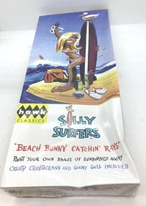 39137 HAWK CLASSICS MAQUETTE PLASTIQUE /16012 SILLY SURFERS BEACH BUNNY CATCHIN - Picture 1 of 1