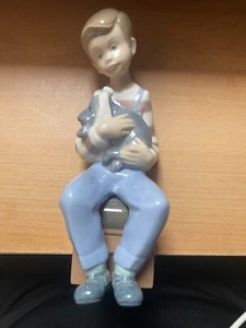 LLADRO NAO 'A FRIEND IN NEED' BOY & DOG RETIRED PORCELAIN FIGURINE - Picture 1 of 8