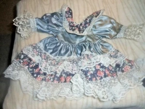 Vestito bambola stile vittoriano frilly grigio raso materiale cotone allacciato pesantemente - Foto 1 di 4