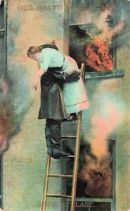 Cartolina d'epoca - 1910 / francobollo da 1 centesimo - POMPIERE CHE PORTA DAMA GIÙ PER LA SCALA - Foto 1 di 2