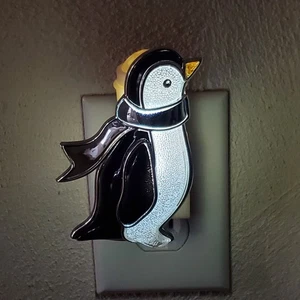 Bath & Body Wallflower Plug In Pinguin mit silberfarbenem Schal  - Bild 1 von 8