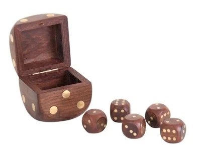 Caja de bisagras para dados de madera y latón con 5 dados Foto 1 de 3