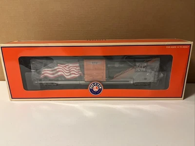 Lionel 6-85407 - Western Pacific UP Heritage LED Flag Boxcar UP #1983 - O Gauge - Image 1 of 4