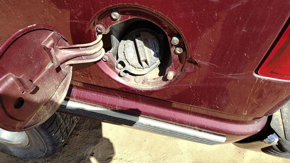 Conjunto de cuello de llenado de combustible GMC Yukon 1998-2000 con tapa de gasolina OEM 15732488 Foto 1 de 4