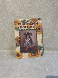 Vintage Stoffschleuder Puppe Kit Artikel Nr. 12/1242 kleines Mädchen kariertes Kleid hält einen Bären - Bild 1 von 3