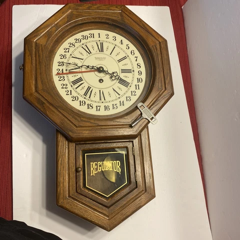 1975 NEW ENGLAND CLOCK CO, REGULATOR, 31 DAY Model 267 Seconds..untested. Keyed Cover