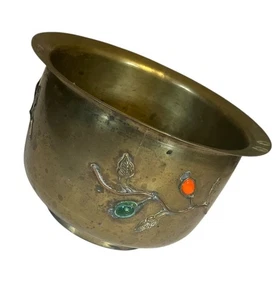 Ciotola vintage con piedi in ottone rosso verde cabochon rilievo floreale decorazione asiatica patina - Foto 1 di 17