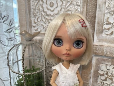 ÚNICA Muñeca Blythe "Ángel" con articulación especial para el cuello, manos, soporte más extras Foto 1 de 4