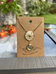 💛🌸Real flower daisy and abalone shell resin necklace , new gift idea 🩵 - Picture 1 of 6
