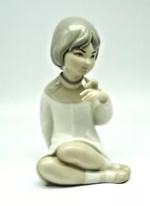 Porceval GIRL Sitting WITH SNAIL on Hand shiny glaze Made in Spain - Picture 1 of 12