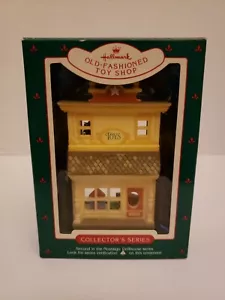 Hallmark Ornament QX4975 ALTMODISCHER SPIELZEUGLADEN nostalgische Puppenhaus Serie Neu im Karton - Bild 1 von 2